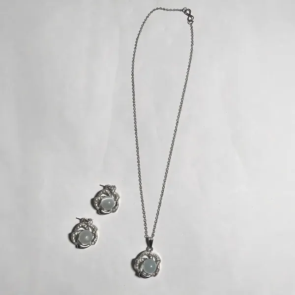 Silver_Brass_Combo_Earring_And_Pendant_Set_For_Women