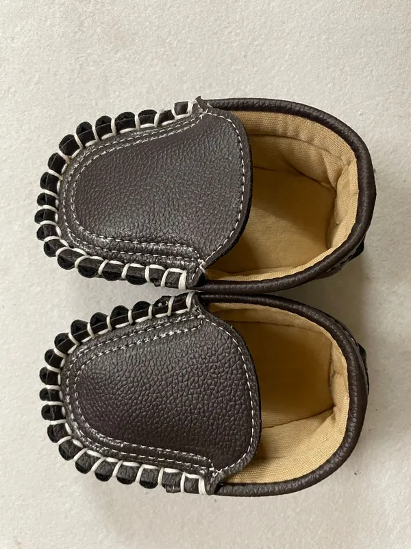 Black_Faux_Leather_Braided_Juttis_for_Women