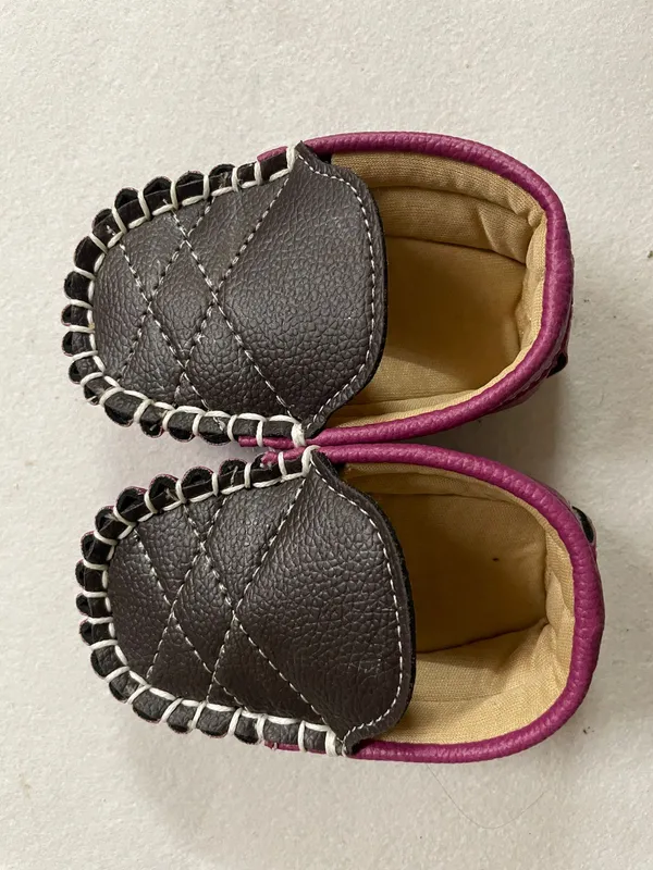 Black_Synthetic_Leather_Embroidered_Juttis_for_Women