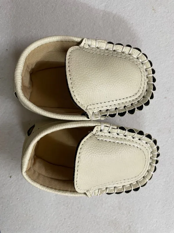 Cream_Faux_Leather_Moccasin_Shoes_for_Babies