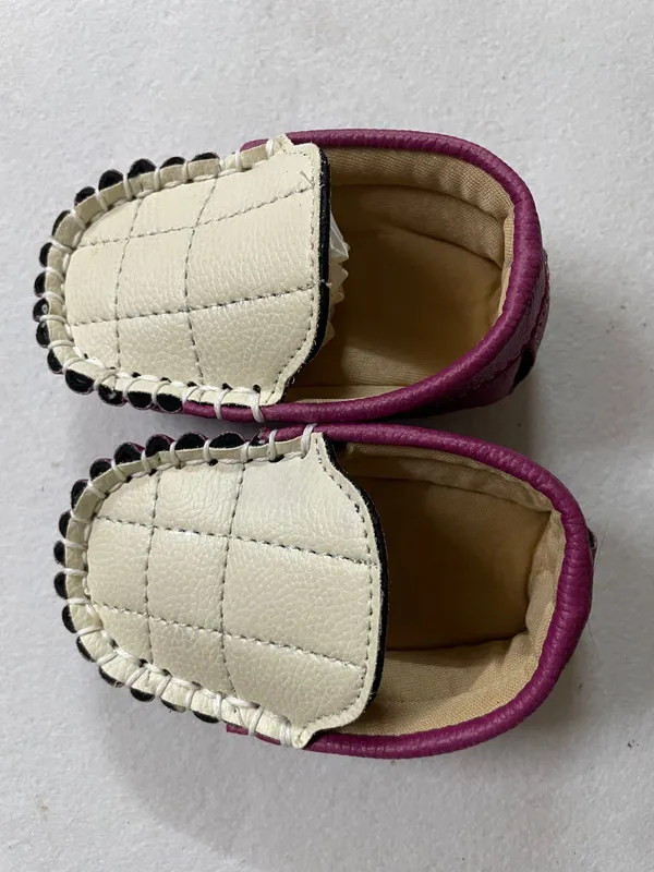 Cream_Slip-On_Ethnic_Juttis_for_Women