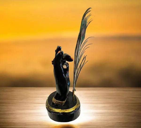 Handcrafted_Hands_Statue_With_Flute