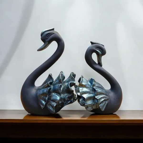 Swan_Sculpture_With_Metallic_Accents