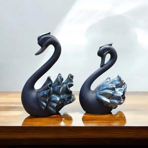 Swan_Sculpture_With_Metallic_Accents