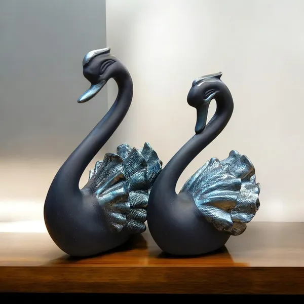 Swan_Sculpture_With_Metallic_Accents