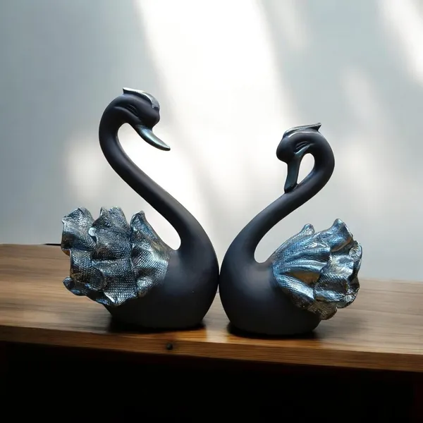 Swan_Sculpture_With_Metallic_Accents