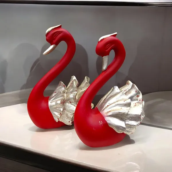 Swan_Sculpture_With_Metallic_Accents
