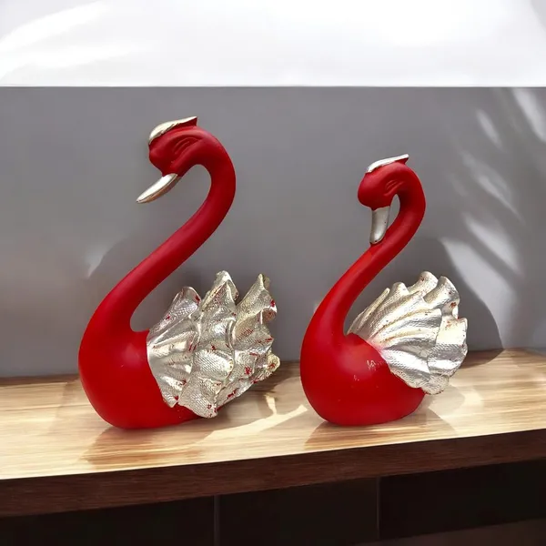 Swan_Sculpture_With_Metallic_Accents