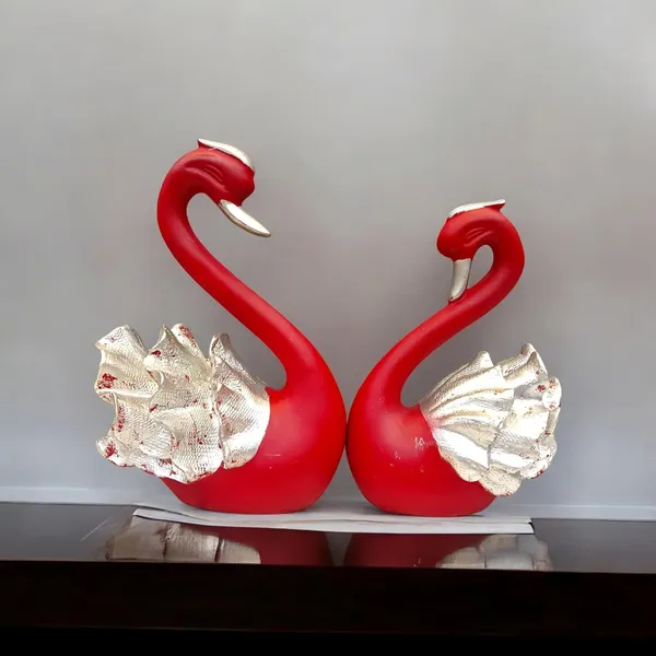 Swan_Sculpture_With_Metallic_Accents