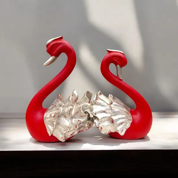 Swan_Sculpture_With_Metallic_Accents