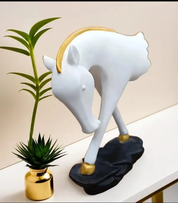 Horse_Figurine_On_Base