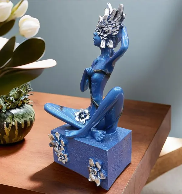 Decorative_Figurine_Sculpture_With_Floral_Accents