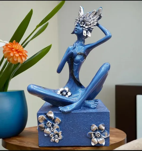 Decorative_Figurine_Sculpture_With_Floral_Accents