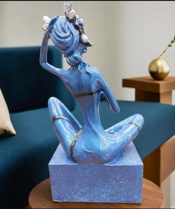 Decorative_Figurine_Sculpture_With_Floral_Accents