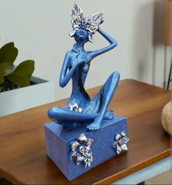 Decorative_Figurine_Sculpture_With_Floral_Accents