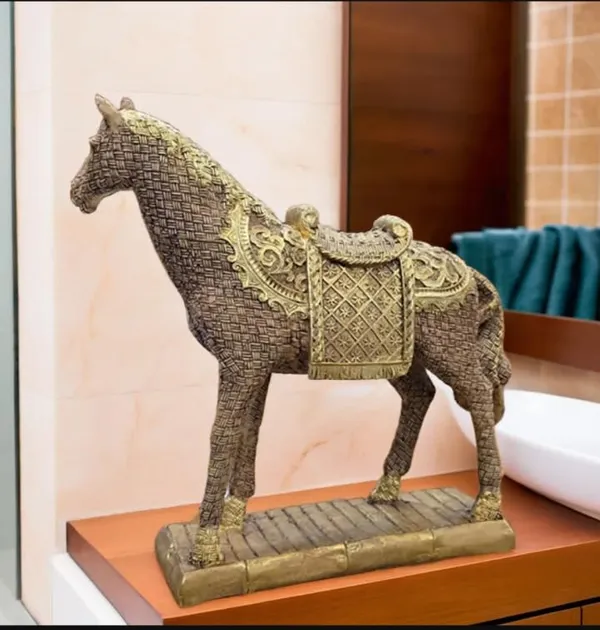 Horse_Statue_With_Saddle