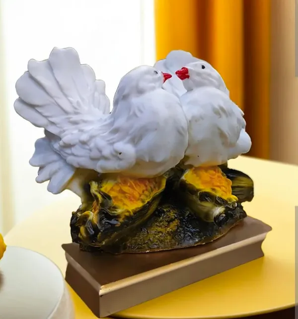 Marble_Bird_Figurine_On_Base