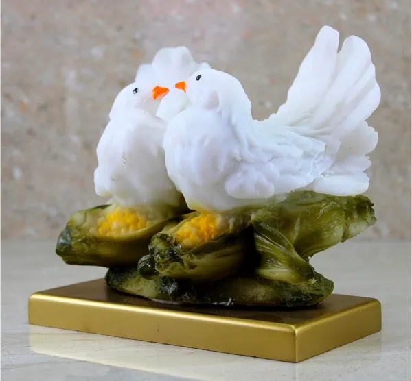Marble_Bird_Figurine_On_Base