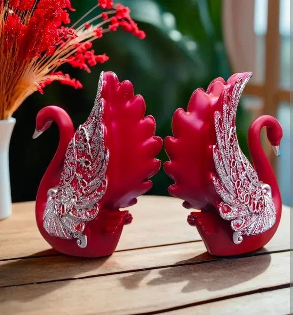 Swan_Figurine_Set_With_Filigree_Wings