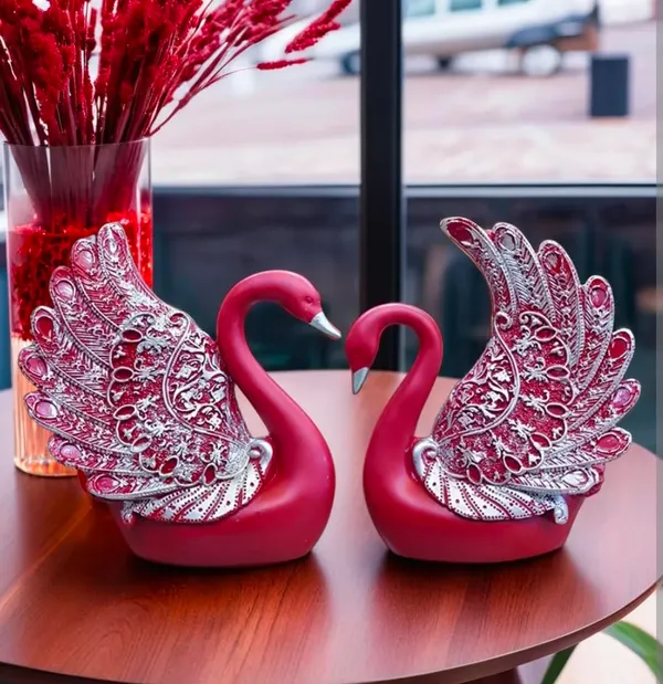 Swan_Figurine_Set_With_Filigree_Wings