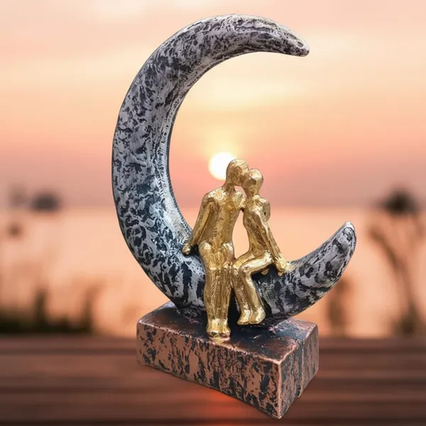 Couple_On_Moon_Figurine