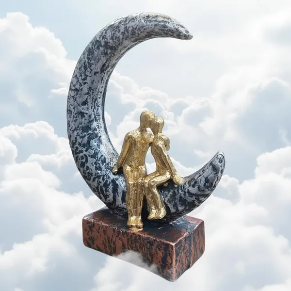 Couple_On_Moon_Figurine
