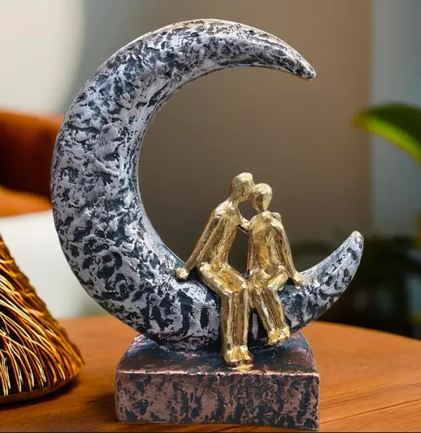Couple_On_Moon_Figurine