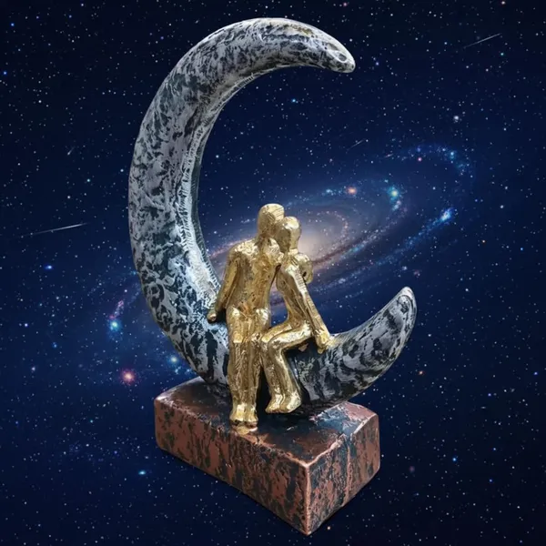 Couple_On_Moon_Figurine
