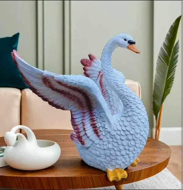Swan_Figurine_Resin_Sculpture