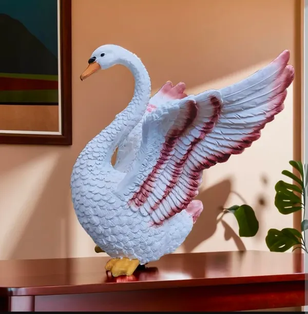 Swan_Figurine_Resin_Sculpture