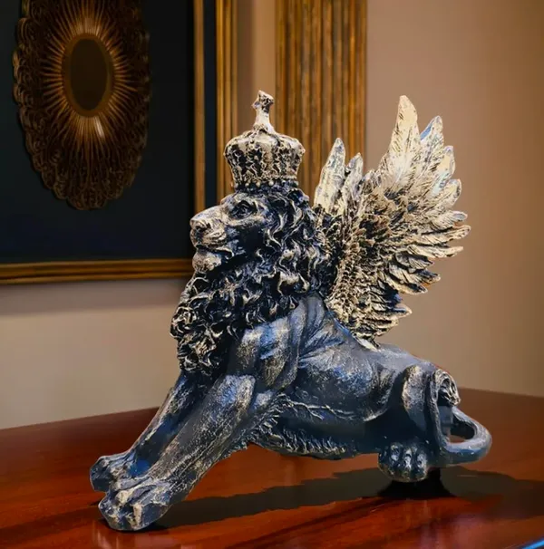 Winged_Lion_Sculpture_With_Crown
