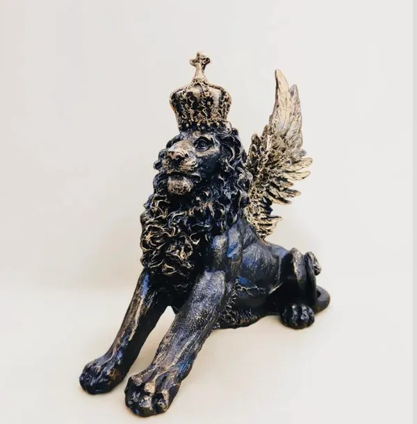 Winged_Lion_Sculpture_With_Crown