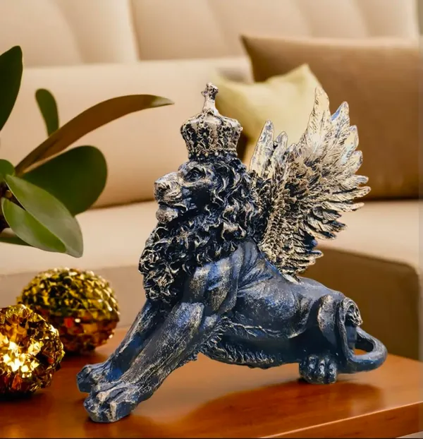 Winged_Lion_Sculpture_With_Crown