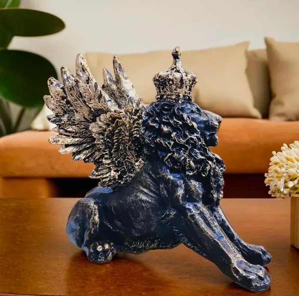 Winged_Lion_Sculpture_With_Crown