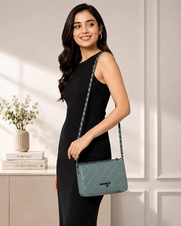 Quilted_Crossbody_Bag_With_Chain_Strap