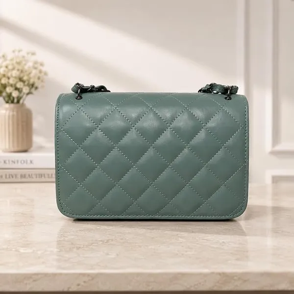 Quilted_Crossbody_Bag_With_Chain_Strap