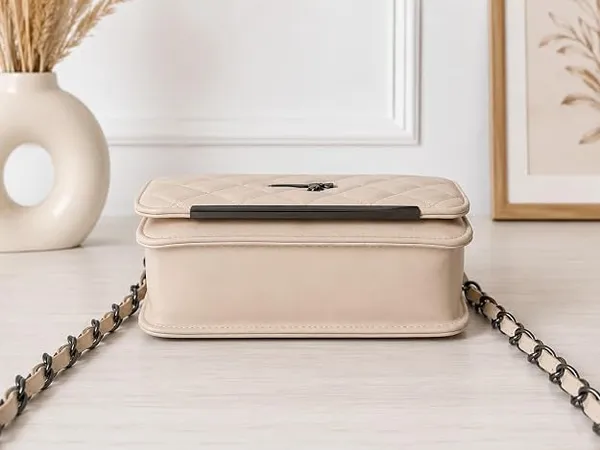 Quilted_Crossbody_Bag_With_Chain_Strap