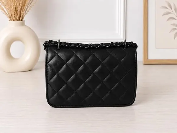 Quilted_Crossbody_Bag_With_Chain_Strap
