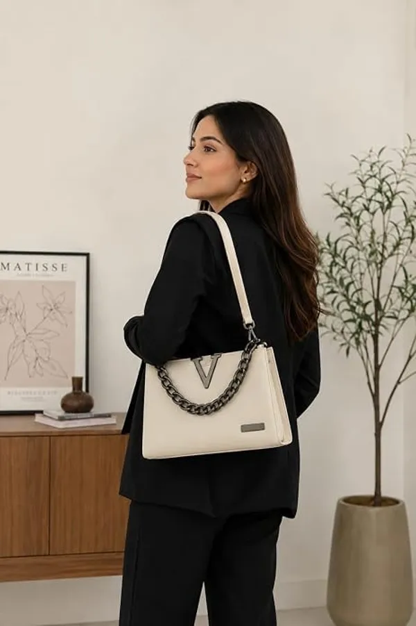 Structured_Handbag_With_Chain_Strap