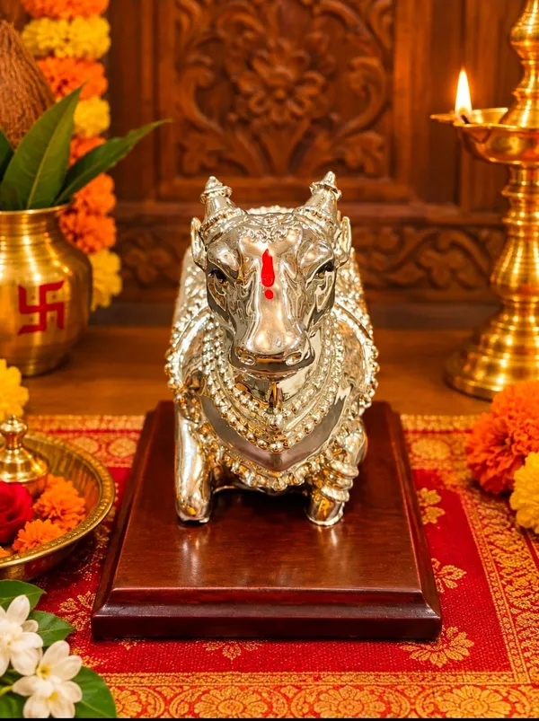 Nandi_Bull_Idol_With_Wooden_Base