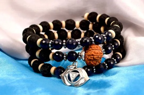 17_Mukhi_Rudraksha_Blue_Sapphire_Third_Eye_Chakra_Bracelet