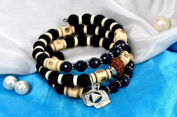 17_Mukhi_Rudraksha_And_Blue_Sapphire_Bracelet_Iii