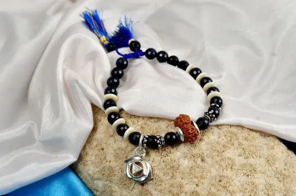 Brown_Rudraksha_17_Mukhi_Blue_Sapphire_Thread_Bracelet_For_Unisex