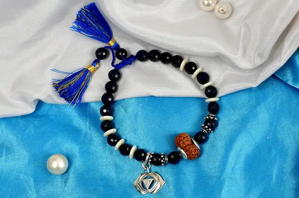 Brown_Rudraksha_17_Mukhi_Blue_Sapphire_Thread_Bracelet_For_Unisex