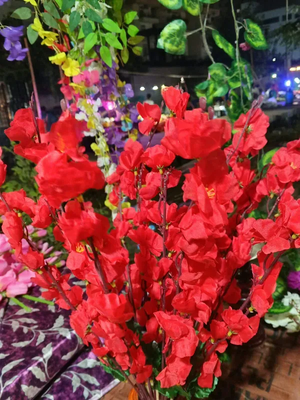 Red_Plastic_Decorative_Artificial_Flower_Bouquet