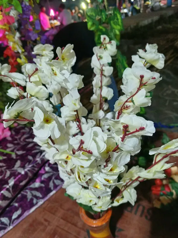 Artificial_White_Floral_Arrangement_With_Decorative_Vase