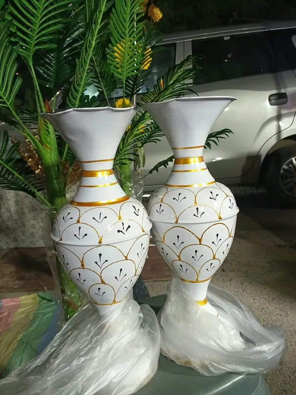 White_And_Gold_Metal_Decorative_Scalloped_Pattern_Vase_Set_Pack_Of_2