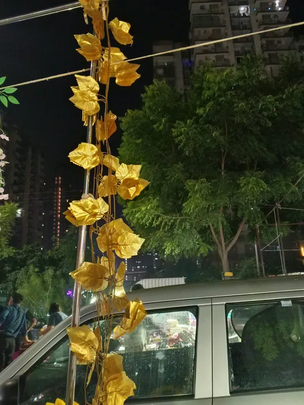 Gold_Plastic_Festive_Leaf_Artificial_Decorative_Vine_Pack_Of_8