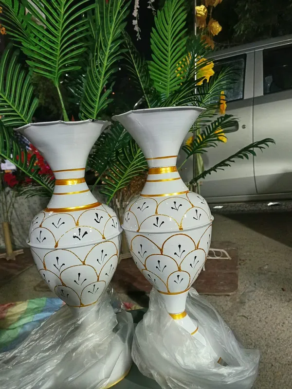 White_And_Gold_Metal_Decorative_Scalloped_Pattern_Vase_Set_Pack_Of_2