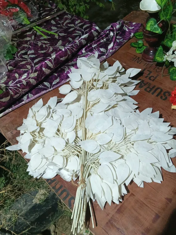 White_Plastic_Decorative_Artificial_Leaf_Foliage_Arrangement_Pack_Of_12